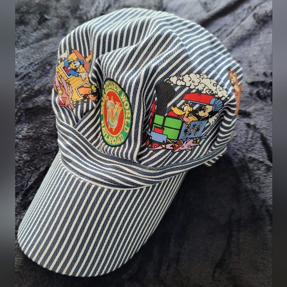 Disney Cap with many characters - Picture 8 of 10